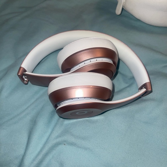 Rose Gold Bluetooth Beats Headphones - Picture 2 of 6